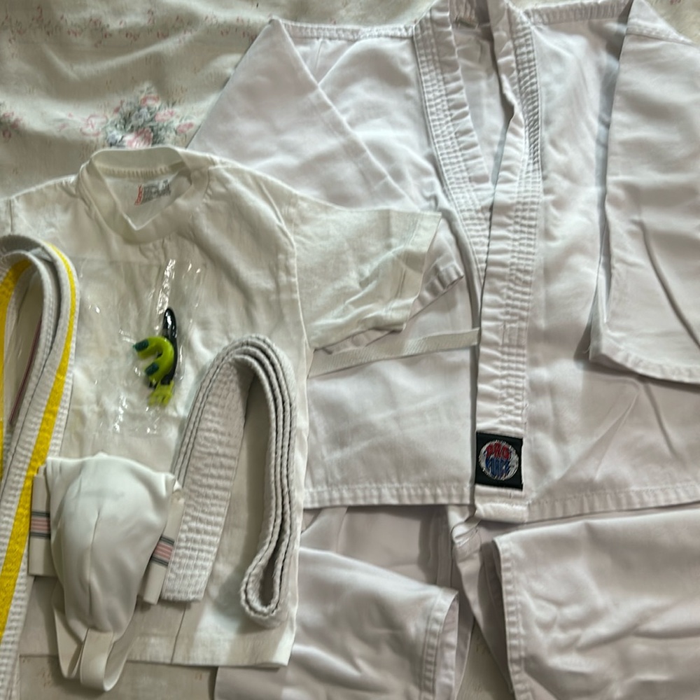 7-piece Tae Kwon Do set - used kids size 6-7